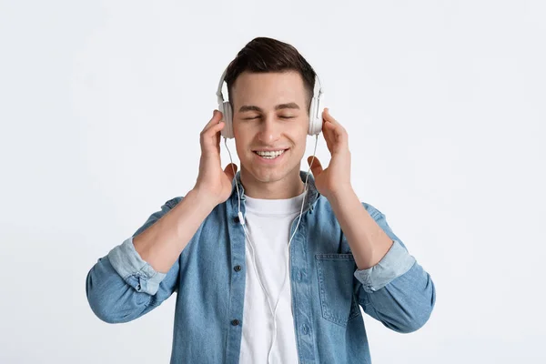 Moderne man in koptelefoon met gesloten ogen — Stockfoto