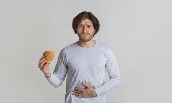 Conceito de intoxicação alimentar. Homem triste segurando seu estômago — Fotografia de Stock