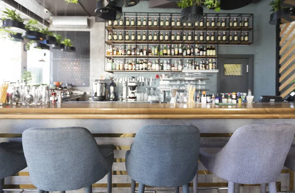 Bar balie met zachte stoelen in cafe zonder bezoekers — Stockfoto