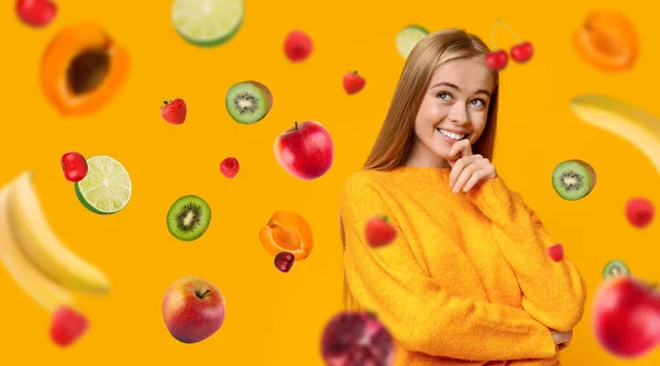 Comer orgânico. Menina loira bonita e frutas voadoras no fundo laranja, colagem. Espaço livre. Panorama — Fotografia de Stock