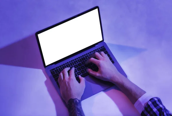 Mężczyzna pisze na laptopie z pustym ekranem — Zdjęcie stockowe