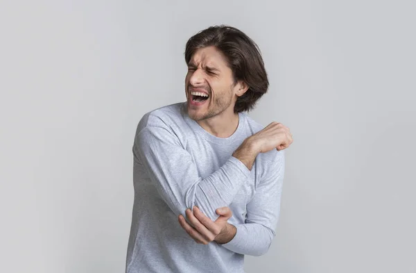 Artrite crônica inflamada, homem ferido isolado em fundo cinza — Fotografia de Stock