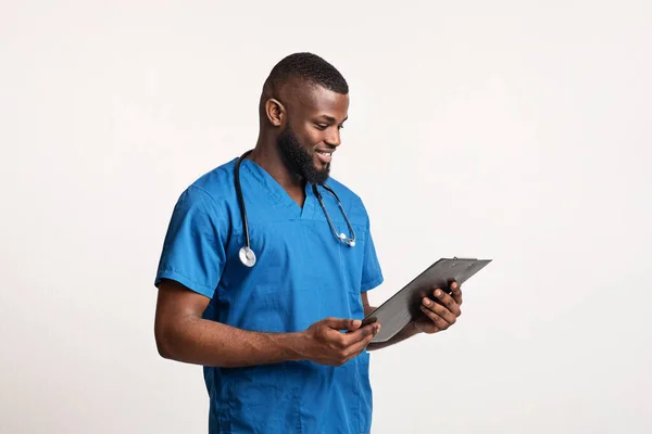 Siyahi doktor hasta muayene sonuçlarından memnun — Stok fotoğraf