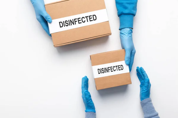 Работник в медицинских перчатках, раздающий коробки для доставки клиенту — стоковое фото