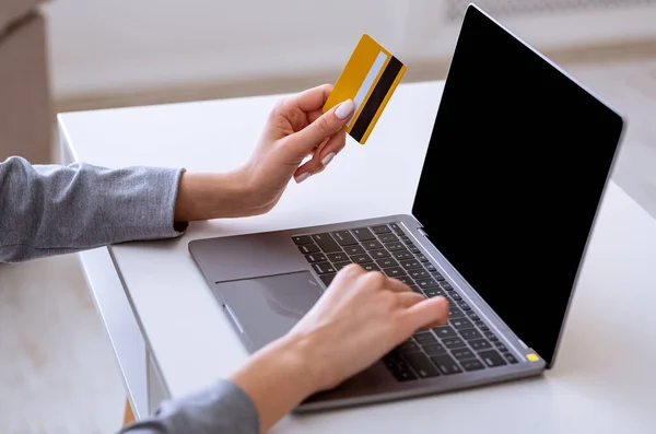 Beställ online. Kvinna med bärbar dator och kreditkort. — Stockfoto
