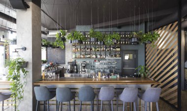Modern kafe ve internet barında farklı içecekler.