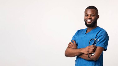 Beyaz arka planda steteskoplu neşeli siyah doktor