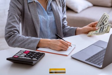 Kriz zamanlarında mali planlar. Kadın not defterinde liste yapıyor