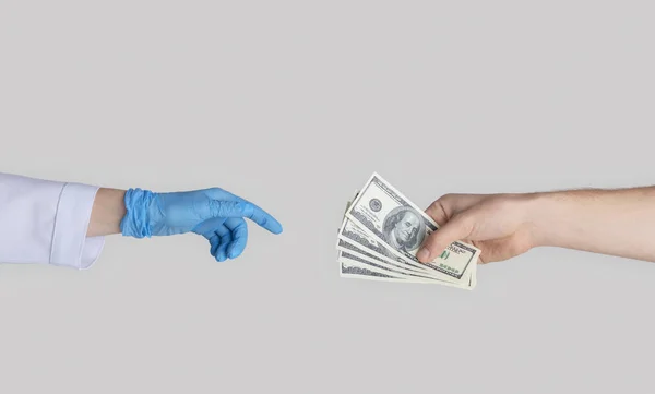 Paciente irreconhecível dando dinheiro ao médico em luva de borracha, close-up de mãos — Fotografia de Stock