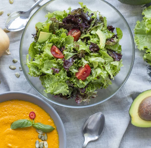 Salade de légumes santé de tomates fraîches, épinards, laitue — Photo