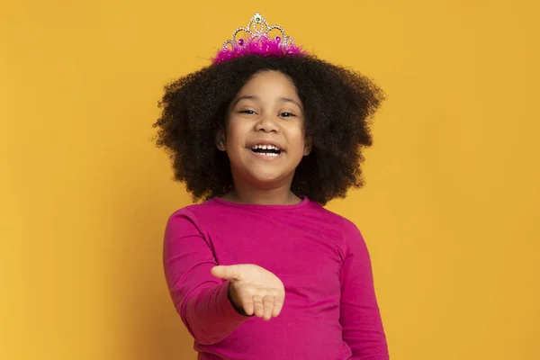 Zwart meisje in prinses kroon het verzenden van lucht kus op camera — Stockfoto
