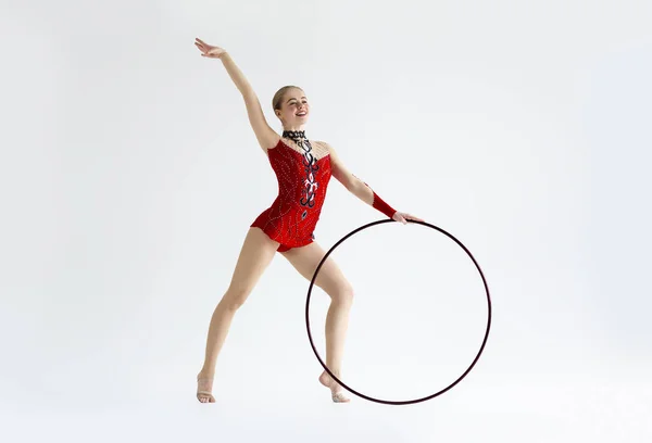 Ginnastica artistica. Sportiva professionista che si esibisce con cerchio, isolata su bianco — Foto Stock