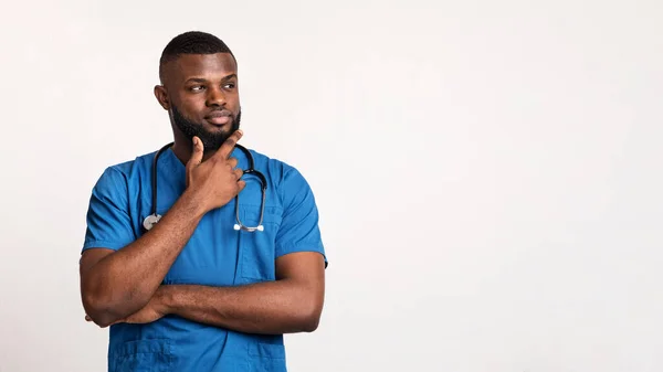 Médico afroamericano reflexivo mirando espacio de copia — Foto de Stock