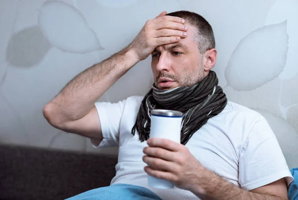 Malade homme touchant le front ayant la fièvre au lit à la maison — Photo