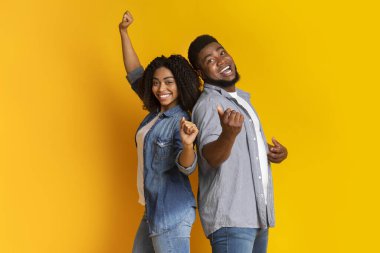 Çift Eğlencesi. Neşeli siyah adam ve kız dans edip şarkı söylüyorlar