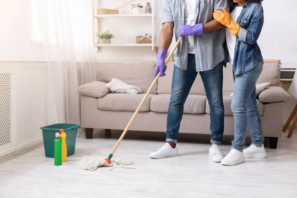Deveres domésticos. Casal afro-americano irreconhecível Mopping chão em casa juntos — Fotografia de Stock
