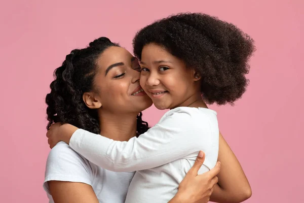 Mothers Warmth. Loving African Woman Tenderly Kissing Her Cute Little Daughter — Stock Photo, Image