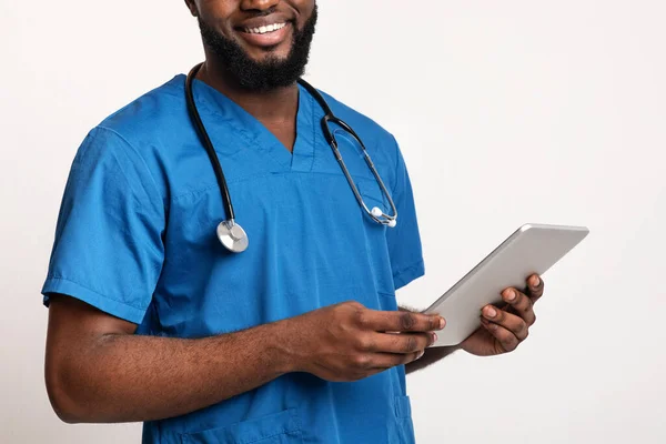 非洲医生拿着数码平板电脑 — 图库照片