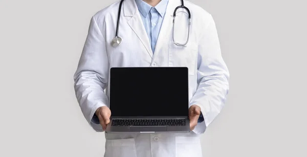 Doctor showing laptop with blank screen, empty space — Stock Photo, Image