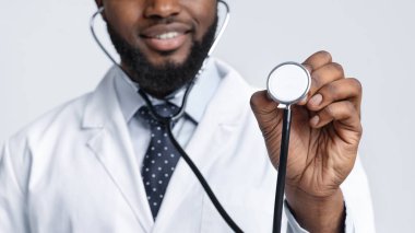 Steteskop kullanan genç siyah terapist.