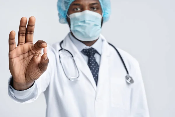 アフリカ系アメリカ人男性医師が錠剤の保持を — ストック写真