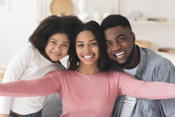 Pozytywny czarny kobieta biorąc Selfie z mąż i córka w domu — Zdjęcie stockowe