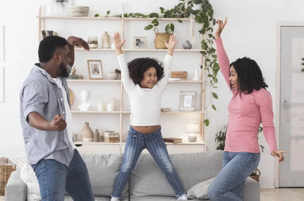 Alegre familia negra de tres bailando juntos en casa — Foto de Stock