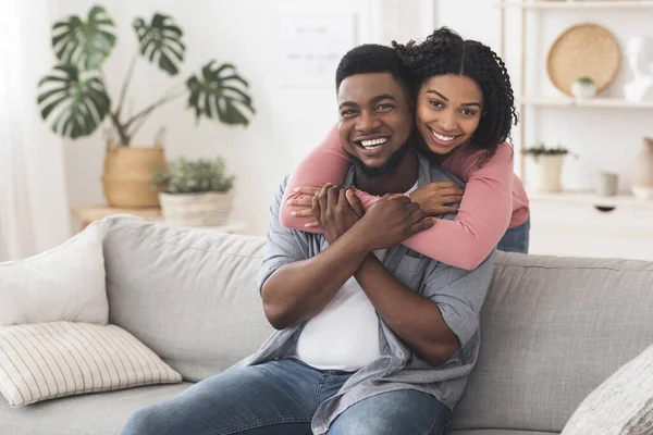 Feliz casado negro pareja mucdling en casa y posando a cámara —  Fotos de Stock