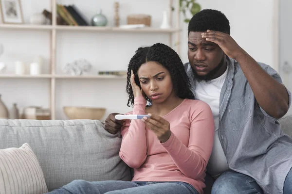 Embarazo involuntario. Preocupada pareja afroamericana molesta con resultados positivos de la prueba — Foto de Stock
