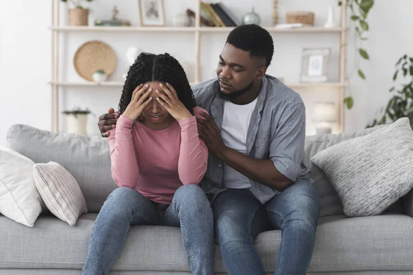 Zorgende zwart vriendje troosten zijn boos huilen vriendin thuis — Stockfoto