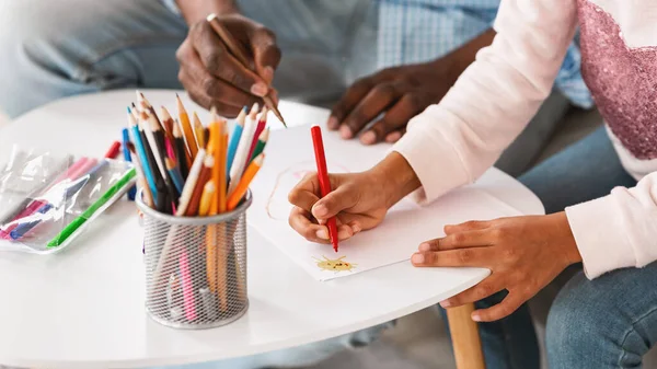 Hobbies creativos. Primer plano del niño afroamericano y su abuelo dibujando con lápices de color en casa — Foto de Stock