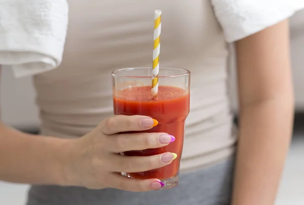 Woman after fitness drinking beet detox smoothie — Stock Photo, Image