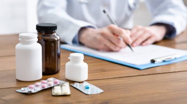 Bu ofisteki doktor hastaya ilaç yazıyor.