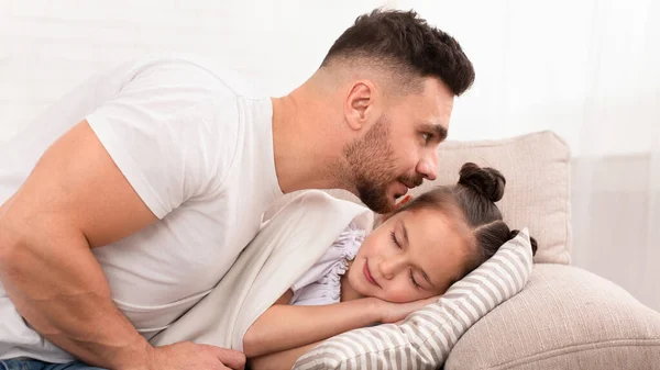 Papà baciare il suo dormire adorabile figlia a casa — Foto Stock