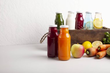 Meyve ve sebze püresi ve beyaz üzerine taze malzemeler.