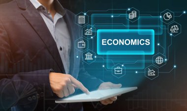 Takım elbiseli adam tablet kullanıyor. Çift ekran