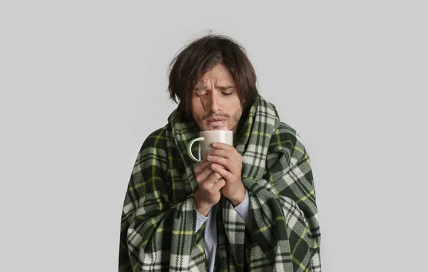 Enfermedad viral. Hombre con manta y copa —  Fotos de Stock