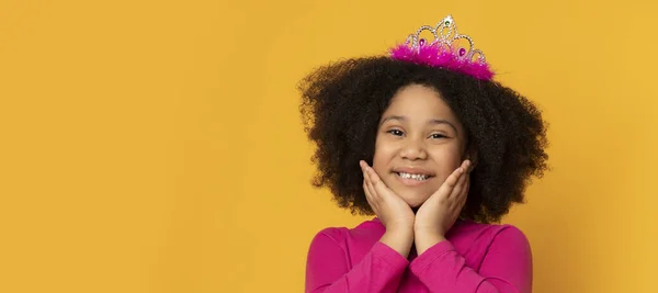Küçük şirin şey. Prenses tacındaki sevimli Afrikalı Amerikalı kızın portresi. — Stok fotoğraf