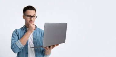 Uzaktan kumandada beyin fırtınası. Dizüstü bilgisayarı olan serbest çalışan