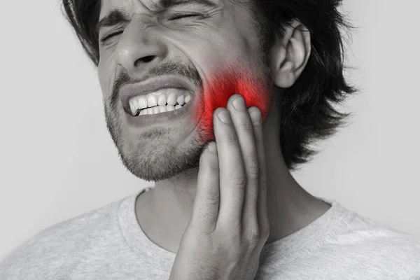 Man trycker hand mot kind, markerad med rött — Stockfoto