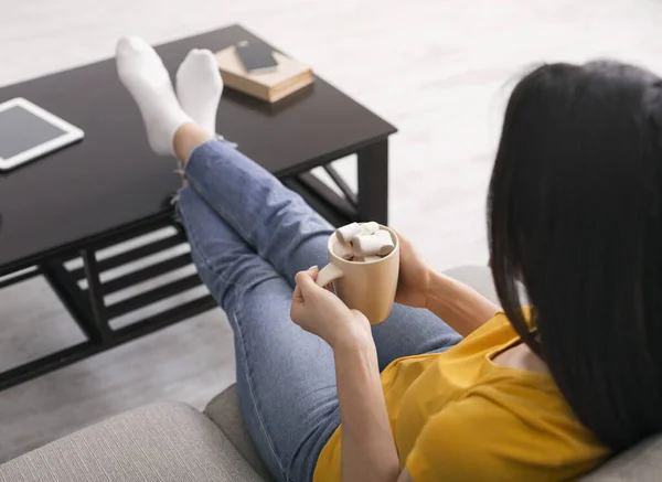 Passatempos de bloqueio. Menina relaxante com xícara de café e marshmallows em casa — Fotografia de Stock