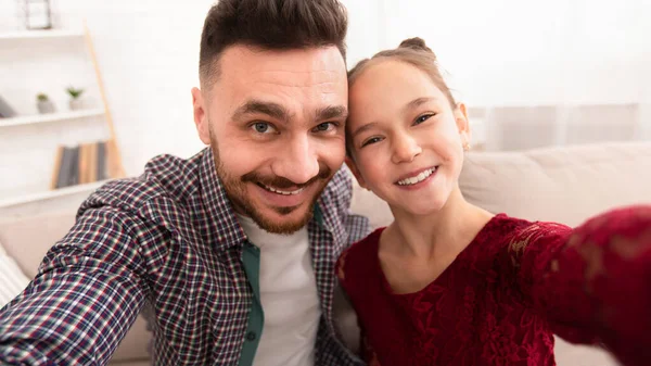 Padre e figlia fare selfie al telefono — Foto Stock