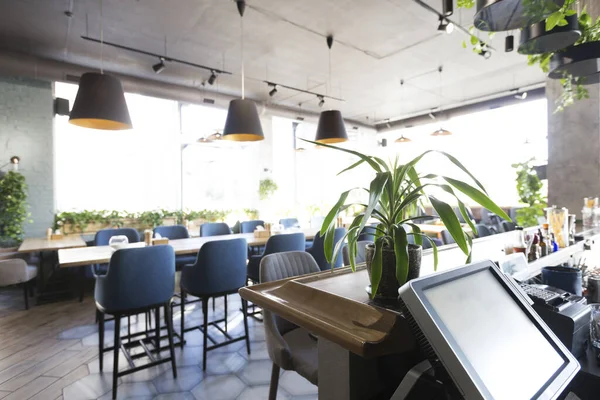 Paredes luminosas y muebles azules en un elegante diseño de restaurante — Foto de Stock