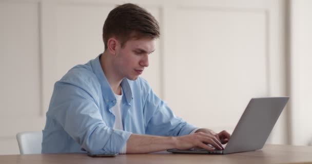 Разъяренный парень кричит на ноутбук с ошибкой программного обеспечения дома — стоковое видео
