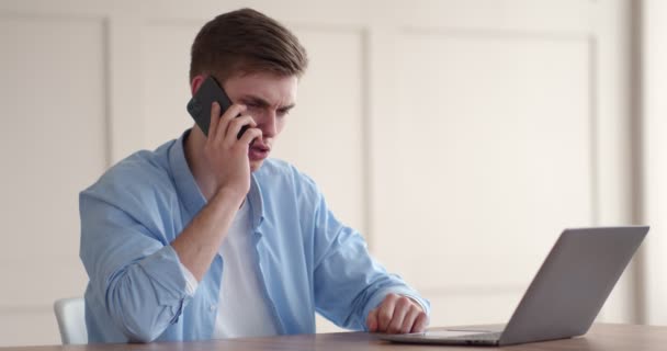 Jovem falando por telefone, tendo problemas com a conexão — Vídeo de Stock