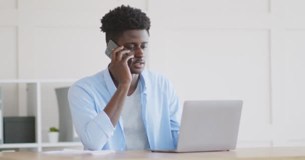 Hombre africano joven hablando por teléfono con el servicio de línea directa — Vídeo de stock