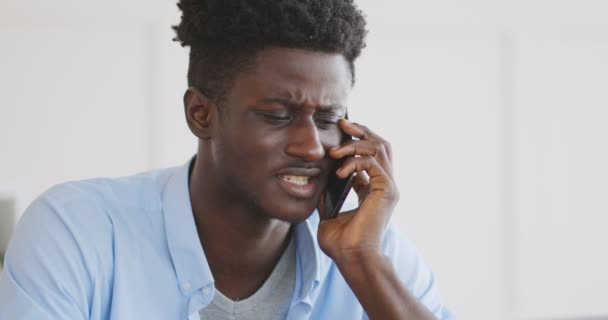 Sconvolto africano ragazzo parlando con la sua ex ragazza per telefono — Video Stock