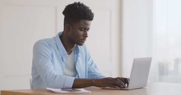 Homme afro-américain bouleversé ayant des problèmes avec un ordinateur portable — Video