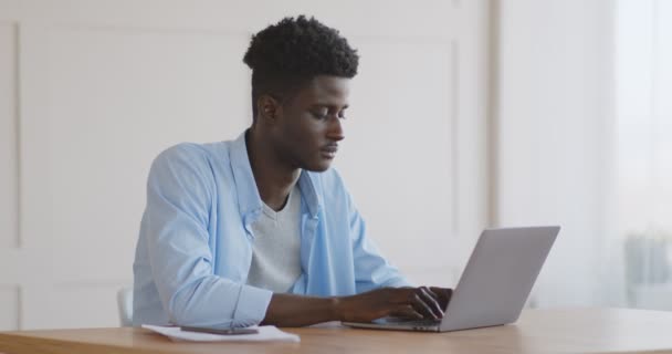 Stanco africano americano ragazzo sbadigliare sul posto di lavoro — Video Stock