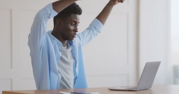 Feliz afroamericano hombre bailando en el lugar de trabajo — Vídeos de Stock